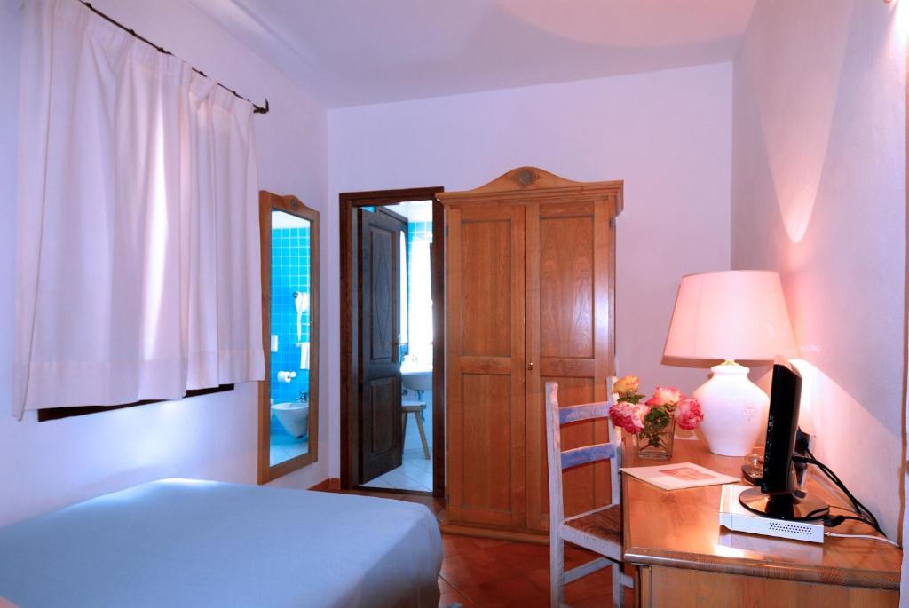 Boutique Hotel Sant'Andrea & Relais سان بانتاليو الغرفة الصورة