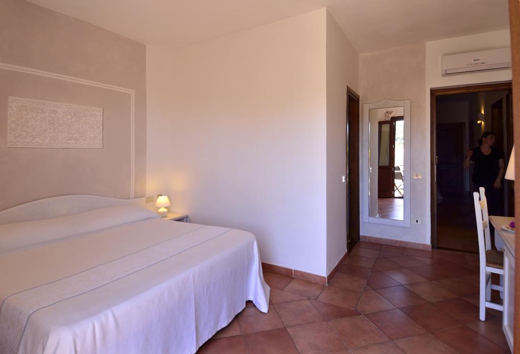 Boutique Hotel Sant'Andrea & Relais سان بانتاليو الغرفة الصورة